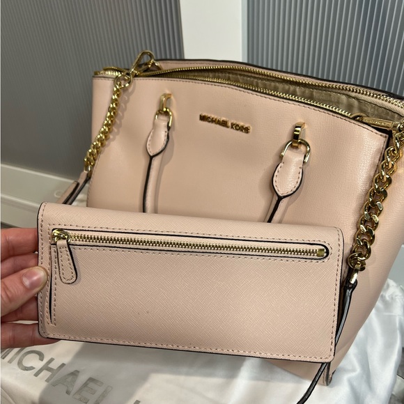 Michael Kors Purse & Matching Wallet - Picture 4 of 12